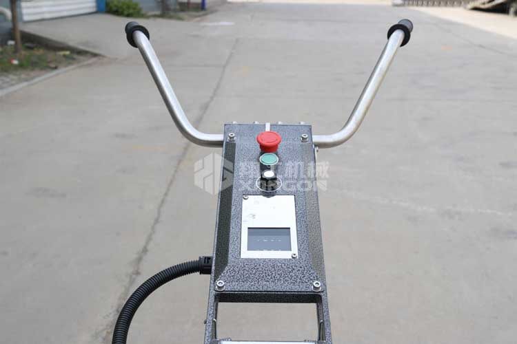 拋光機(jī)是為了讓地面表面有光澤，需要先研磨后才可以拋光。拋光分為粗拋和精拋，這時(shí)候可以使用拋光機(jī)，配合拋光墊，提高地面的光澤度。高速地坪拋光機(jī)讓你輕松完成地坪拋光工作，提高地坪亮度。