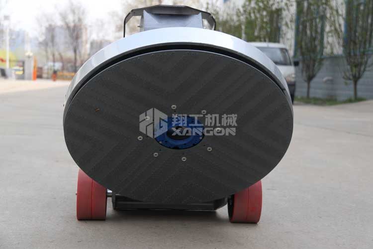 拋光機(jī)是為了讓地面表面有光澤，需要先研磨后才可以拋光。拋光分為粗拋和精拋，這時(shí)候可以使用拋光機(jī)，配合拋光墊，提高地面的光澤度。高速地坪拋光機(jī)讓你輕松完成地坪拋光工作，提高地坪亮度。