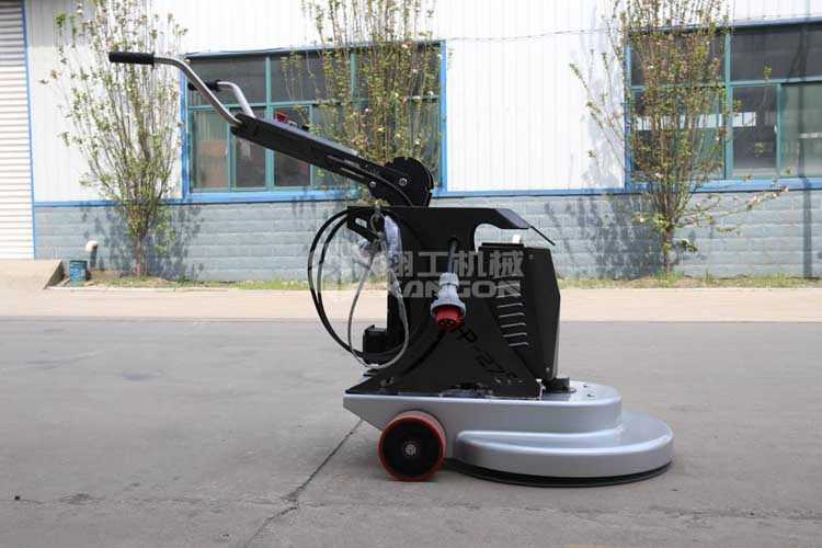 拋光機(jī)是為了讓地面表面有光澤，需要先研磨后才可以拋光。拋光分為粗拋和精拋，這時(shí)候可以使用拋光機(jī)，配合拋光墊，提高地面的光澤度。高速地坪拋光機(jī)讓你輕松完成地坪拋光工作，提高地坪亮度。