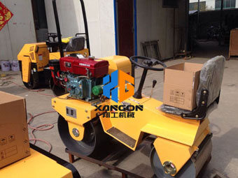 濰坊風(fēng)箏節(jié)草坪壓平，客戶選擇了翔工小型壓路機