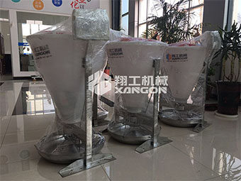 瀝青灌縫機(jī)廠家轉(zhuǎn)變養(yǎng)殖思維，智能化搶先市場(chǎng)