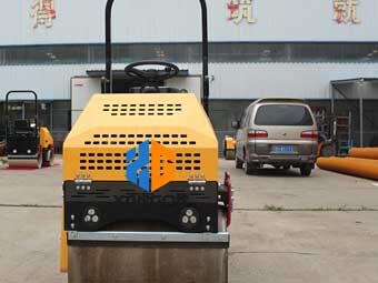 座駕壓路機“身材小，能量大”