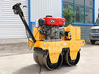 小型壓路機雨季夜間施工應(yīng)該注意哪些問題呢？